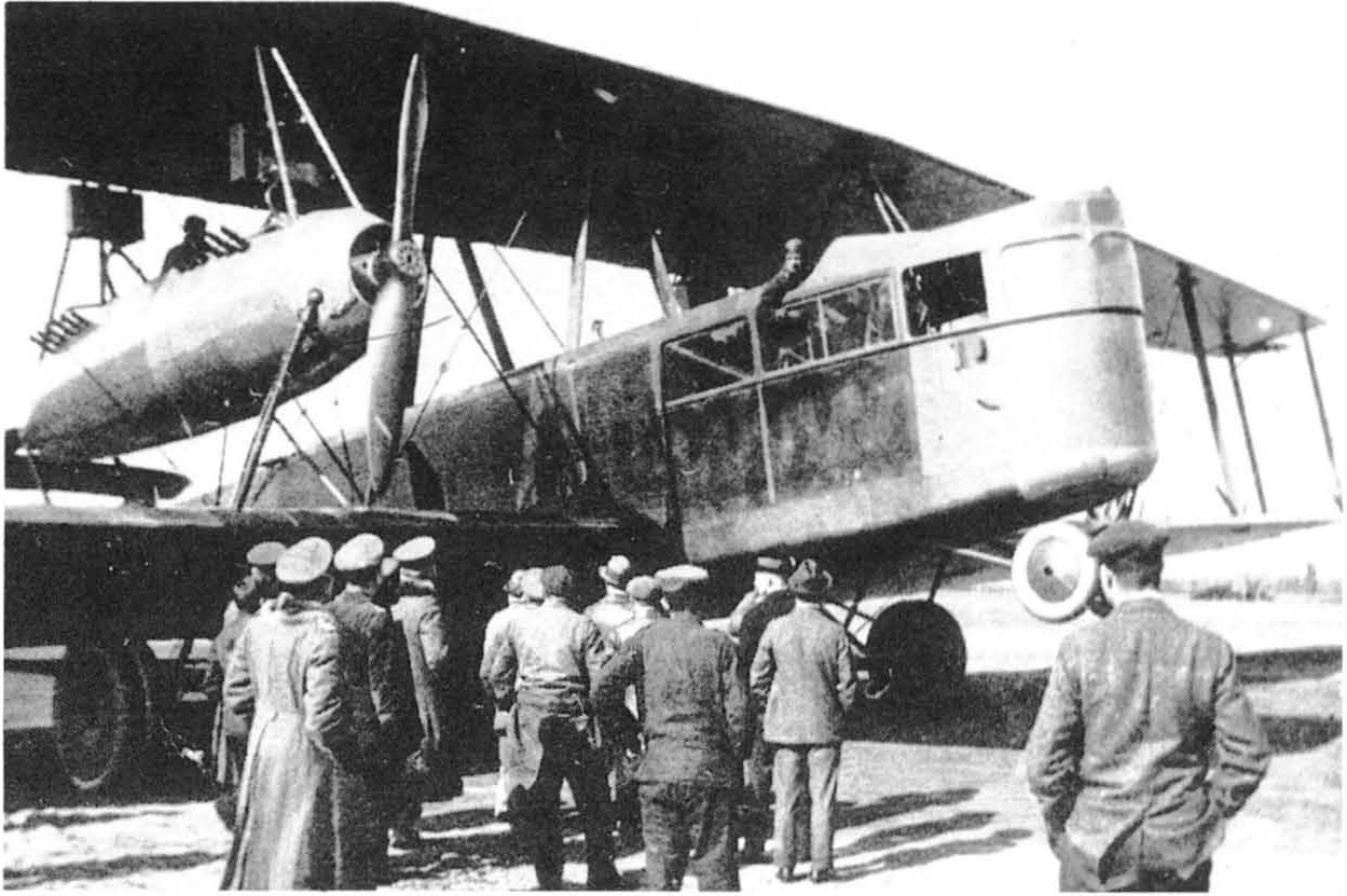 тяжелый бомбардировщик Zeppelin-Staaken R.XIV в своем первоначальном виде с четырьмя двигателями Austro-Daimler, установленными по типу R.VI