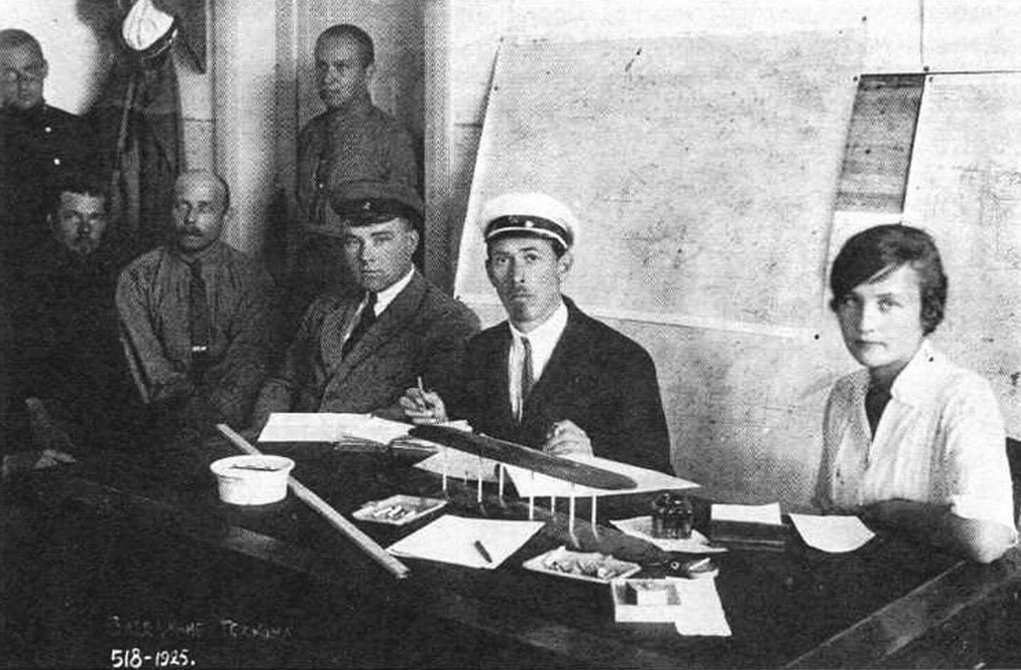 Заседание техническою комитета на ГАЗ №1 в 1925 г. В центре Н.Н. Поликарпов, по его правую руку сидит В.Д. Яровицкий, по левую – И.М. Косткин