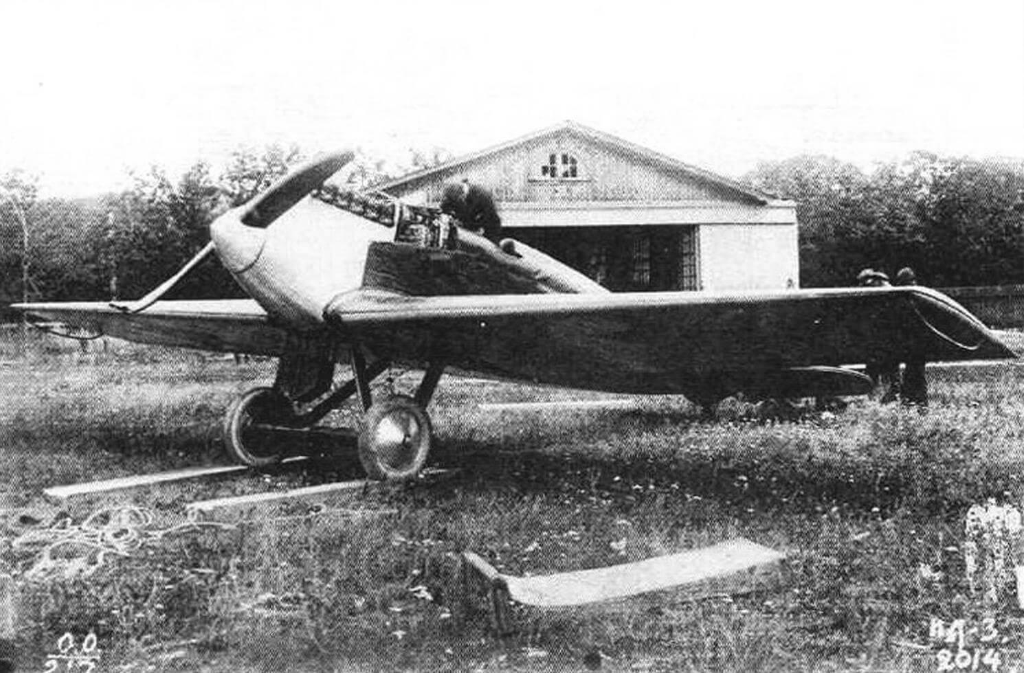 Третий опытный экземпляр ИЛ-400 позднее получил обозначение ИЛ-3 и стал образцом для небольшой серии, состоящей из 12 однотипных экземпляров. Самолет сфотографирован летом 1925 года перед ангаром, на котором написано: «Госуд. Авиационный завод Моска. Отдел испытаний самолетов».