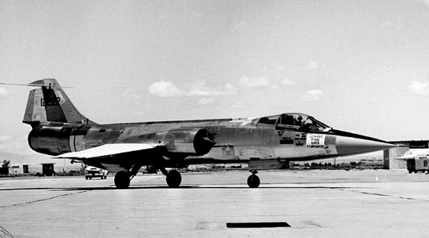 Lockheed F-104G Starfighter (серийный номер 62-12222) выруливает на ВПП. Авиабаза Эдвардс, 1964 год; снимок ФАИ