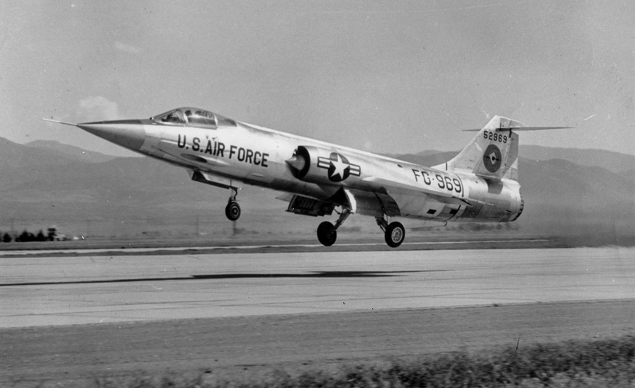 YF-104A (серийный номер 55-2969) капитана Уолтер Ирвин приземляется на ВПП авиабазы Эдвардс; 16 мая 1958 года; снимок ВВС США