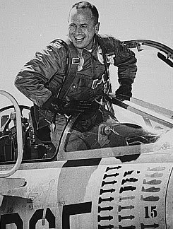 капитан Уолтер Ирвин в кабине YF-104A (серийный номер 55-2969) сразу после посадки; 16 мая 1958 года