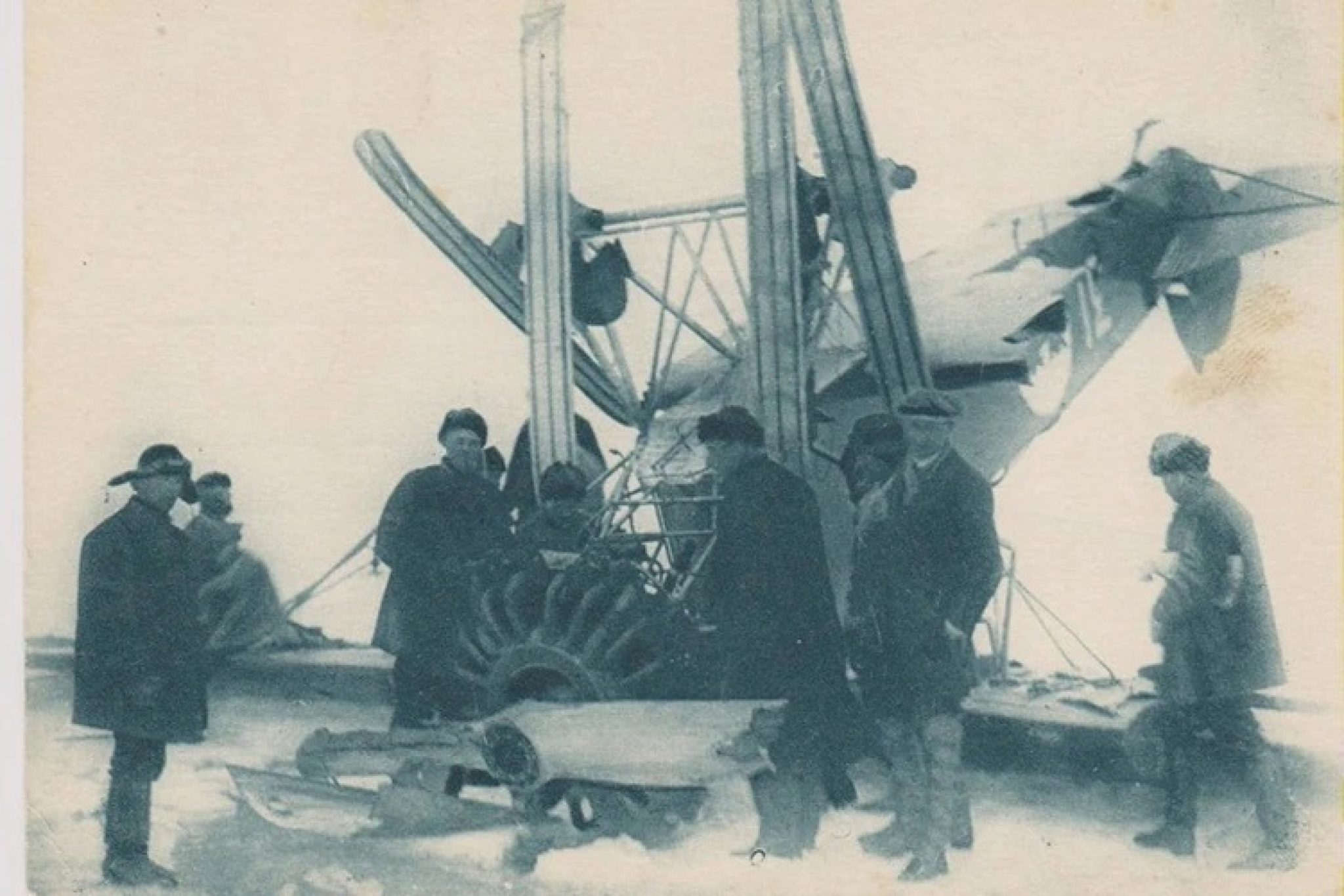 В 1928 ледокол спас итальянскую экспедицию. Ледокол Красин 1928. Спасение экспедиции Умберто Нобиле. Красин ледокол спасение Нобиле. Ледокол Красин и Экспедиция Нобиле.