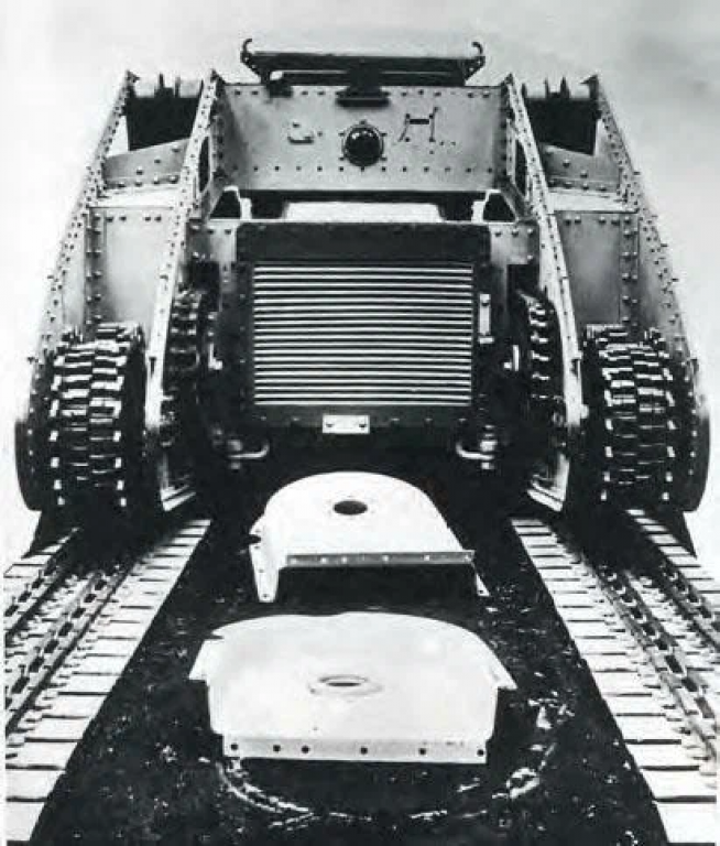 Mark V**/Тяжёлый танк Марк V Стар Стар вид сзади, хорошо видны цепи Галя бортовых передач и задний радиатор. На земле лежат крышки корпусов гусениц
