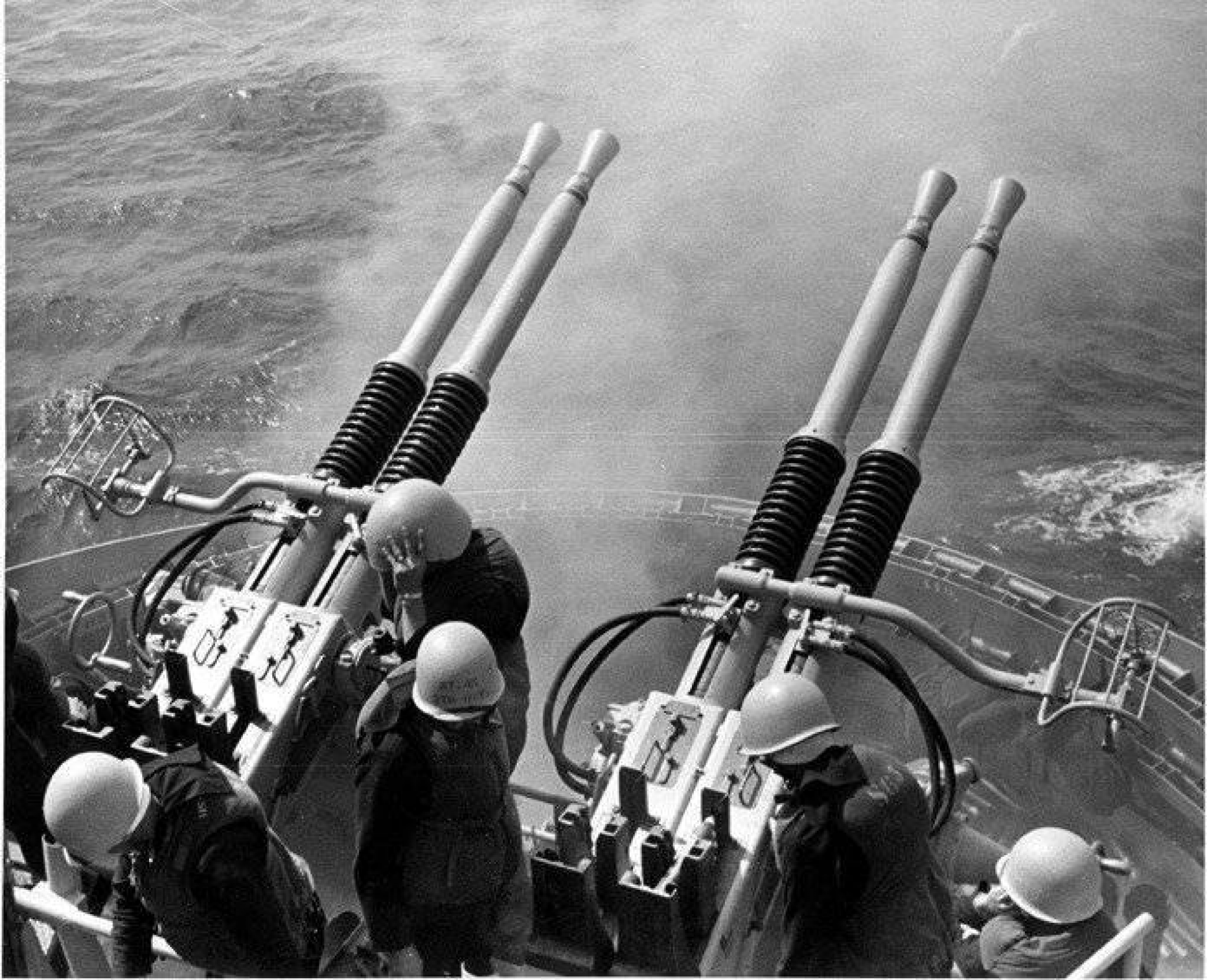 Только японские зенитные пушки все время. Бофорс зенитное орудие 40 мм Корабельная. 40мм зенитные автоматы Бофорс. 40 Мм снаряд пушка Бофорс. 40-Мм Bofors l60 США.