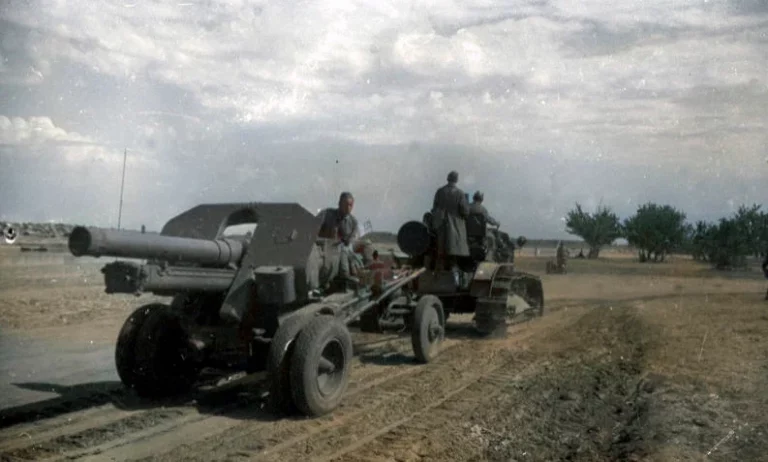       152-мм гаубица образца 1938 года (М-10) на буксире у трактора в походном положении