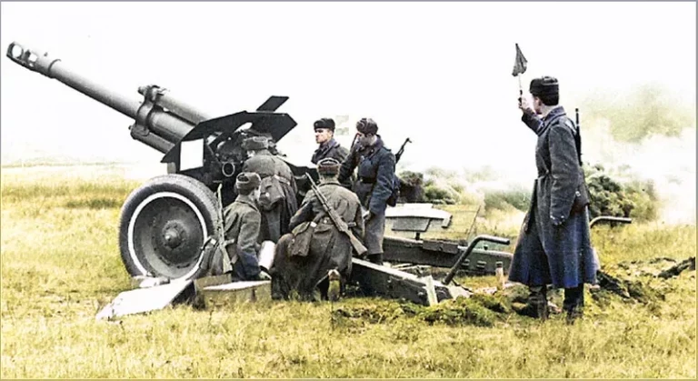       Советские артиллеристы ведут огонь из гаубицы Д-1 во время учений. Послевоенное фото.