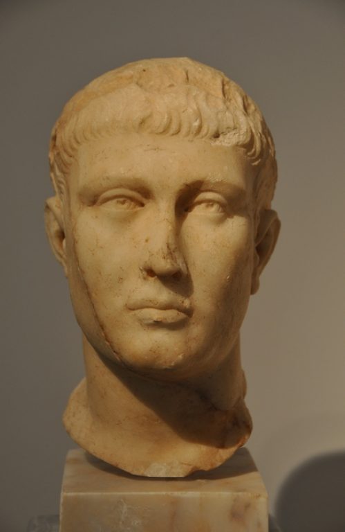  Опекун императора Валентиниана II, в нашем мире император Феодосий I