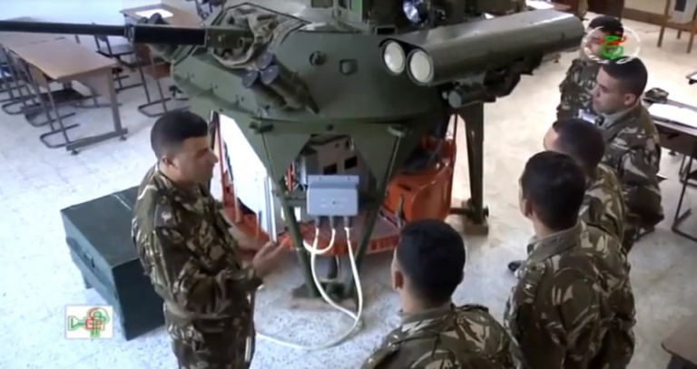 Алжирские военный изучают боевой модуль "Бережок"