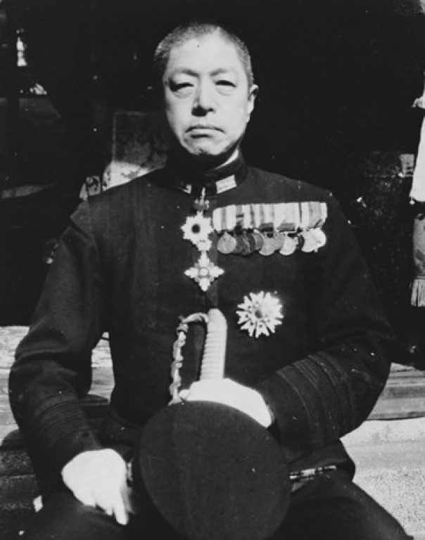  Контр-адмирал Сима Киёхидэ, будущий командующий 5-м флотом. В октябре 1944 года неудачно командовал 2-м Ударным соединением (3 крейсера и 4 эсминца) в проливе Суригао Paul S. Dull. A Battle History of the Imperial Japanese Navy, 1941-1945. Annapolis: Naval Institute Pres, 1978