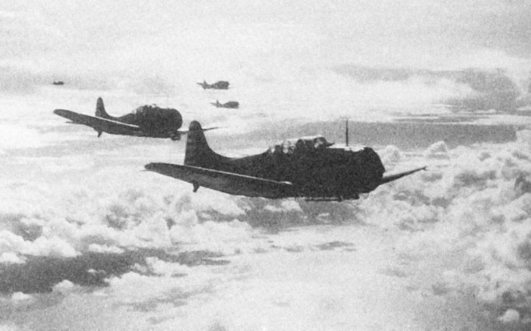 Торпедоносцы SBD возвращаются на «Йорктаун» после удара по Тулаги 4 мая 1942 года US Navy photo #80-G-20515