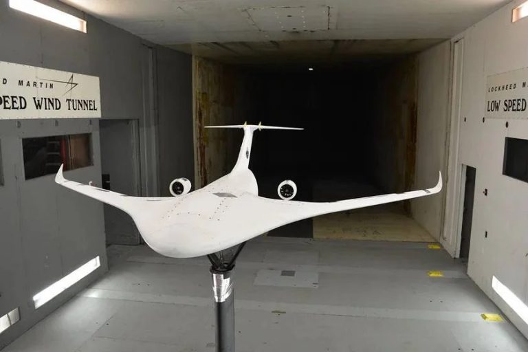      Модель самолета HWB от Lockheed Martin в аэродинамической трубе