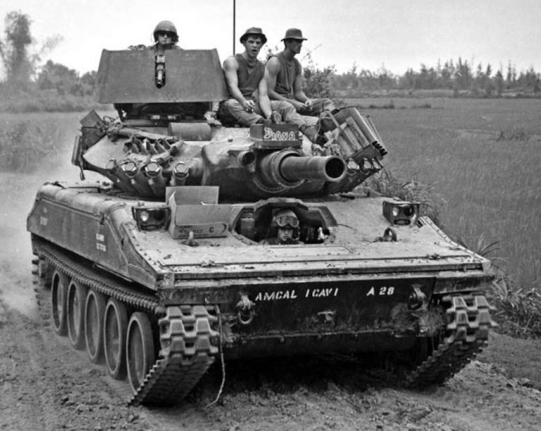 «Двухкоробочный» «Шеридан» из 1-го эскадрона 1-го кавполка (дивизия «Америкал») с турелью от M113 ACAV. Март 1970 года. Zaloga S. M551 Sheridan. US Airmobile Tanks 1941-2001. – Oxford, 2009