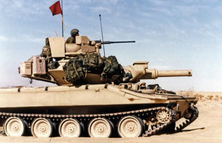 В песках Саудовской Аравии. «Шеридан» из состава 3-го батальона 73-го танкового полка, 1990 год. Zaloga S. M551 Sheridan. US Airmobile Tanks 1941-2001. – Oxford, 2009