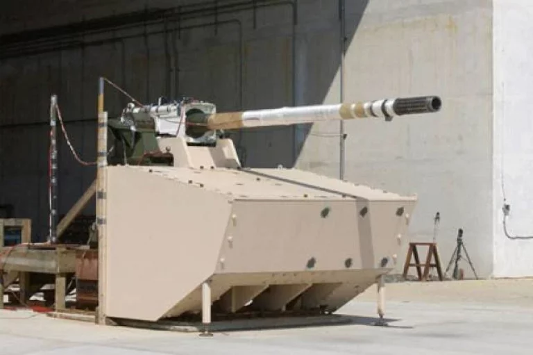     Орудие на стенде, имитирующем корпус танка