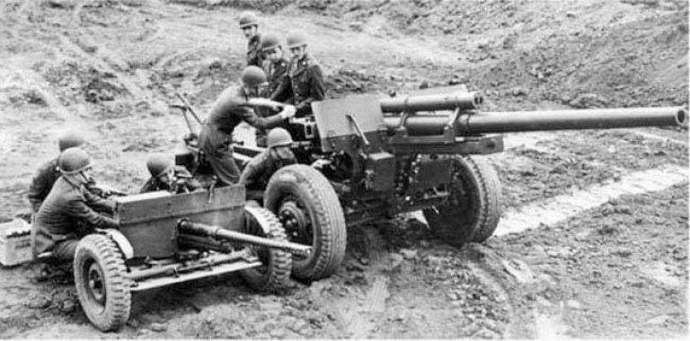 37-мм пушка М3А1 и 76,2-мм орудие М5 (на лафете М1). Zaloga S. US Anti-tank Artillery 1941-45. — Oxford: Osprey Publishing, 2005