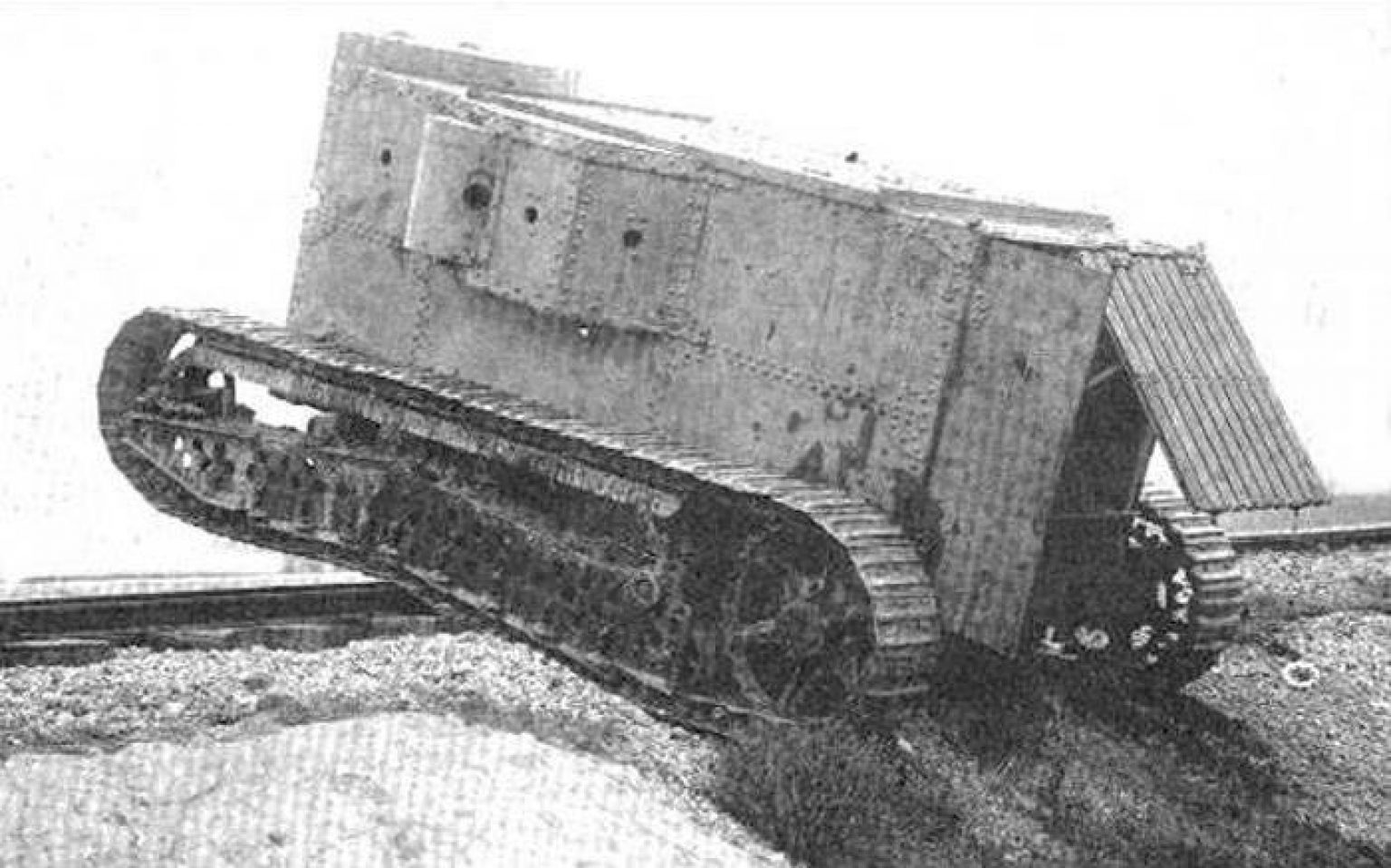 Первый американский танк. Танк Holt Gas-Electric Tank. Первый американский танк Holt 1917. Танк США 1 мировой войны. Бензино-электрический танк Хольт Америка.