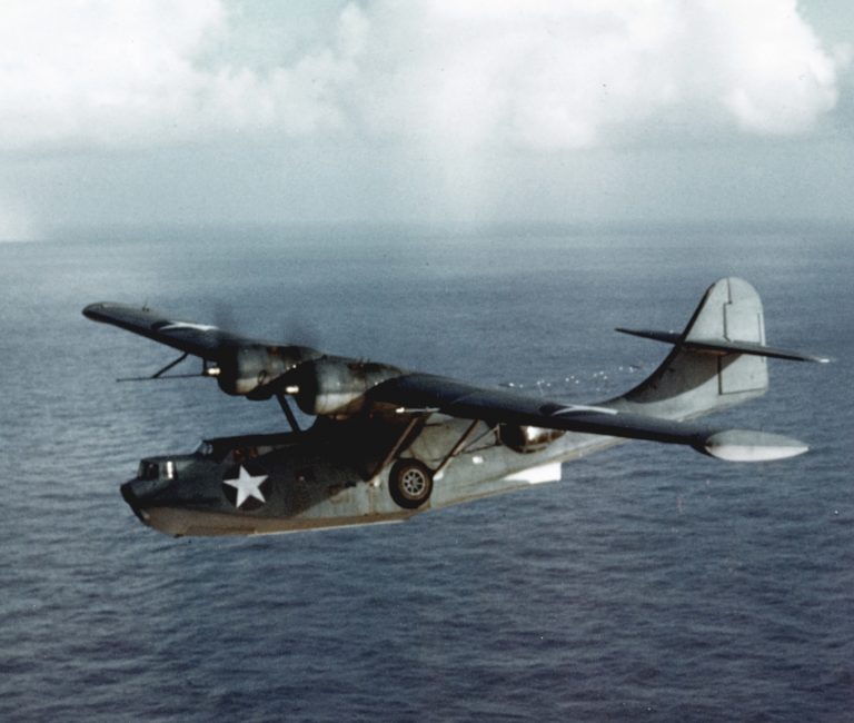   Оснащённая радаром летающая лодка PBY-5A «Каталина» над Тихим океаном, конец 1942 года history.navy.mil