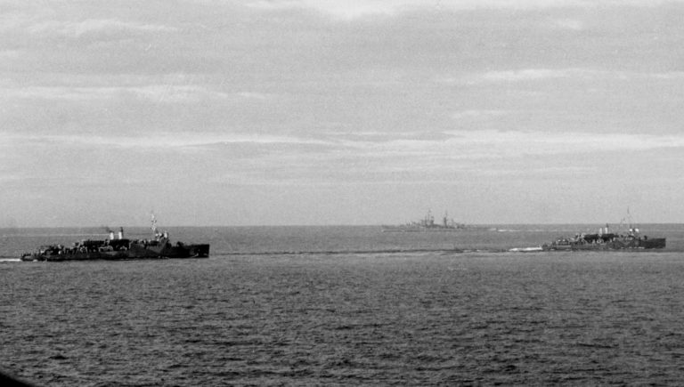 Быстроходные транспорты APD-3 «Грегори» (слева) и APD-4 «Литтл» 30 июля 1942 года у острова Фиджи во время учений по погрузке и выгрузке десанта перед высадкой на Гуадалканал. На заднем плане виден лёгкий крейсер «Сан-Хуан» history.navy.mil