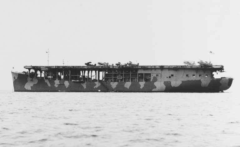 Эскортный авианосец AVG-1 «Лонг-Айленд» (бывший дизельный 16-узловой лайнер «Мормакмайл») 10 ноября 1941 года. Куплен флотом и переоборудован летом 1941 года, использовался в основном в качестве учебного. Рейс к Гуадалканалу в августе 1942 года стал его единственной боевой операцией history.navy.mil