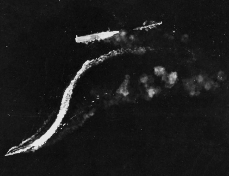 Тонущий «Рюдзё» во время последнего налёта «Летающих крепостей» между 19:10 и 19:30. Эсминец «Токицукадзе» (справа) снимает экипаж, «Амацукадзе» уворачивается от бомб history.navy.mil