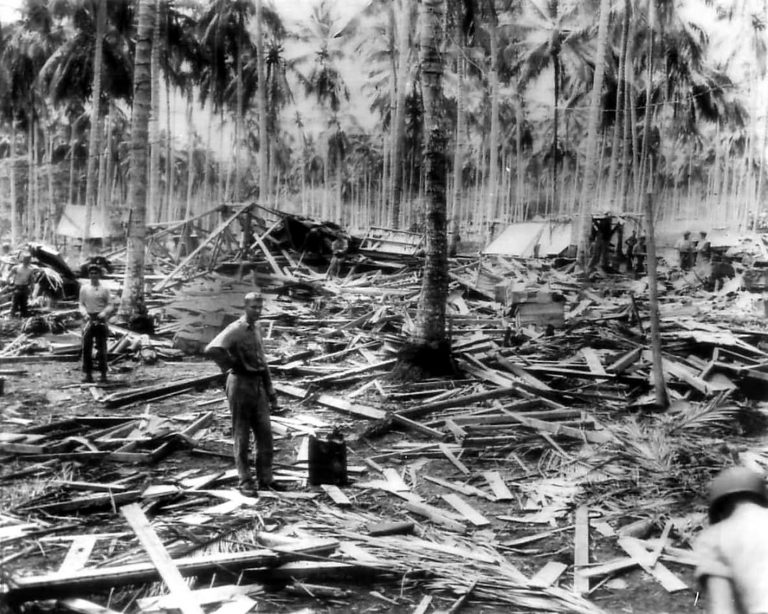 Итоги бомбардировки аэродрома Хендерсон-филд 13 и 14 октября 1942 года — разрушенная радиостанция и штабные помещения John Miller, Jr. Guadalcanal: The First offensive