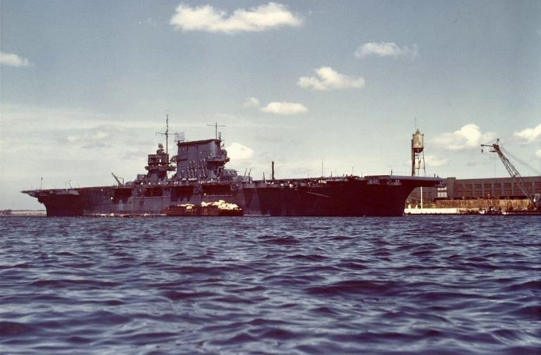 Авианосец «Саратога» в Пёрл-Харборе, июль 1942 года navsource.org