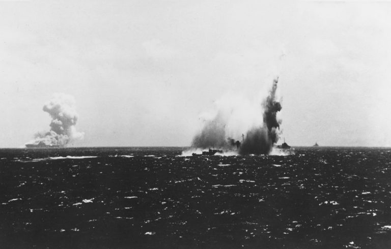 Попадание торпеды в эсминец «О’Брайен» (типа «Симс»). На заднем плане виден горящий «Уосп» history.navy.mil