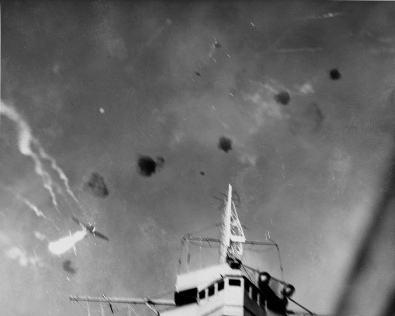Японский пикировщик, подожжённый над авианосцем «Энетерпрайз» во время атаки 24 августа 1942 года. Предположительно, это машина Ииды Йосихиро collections.naval.aviation.museum