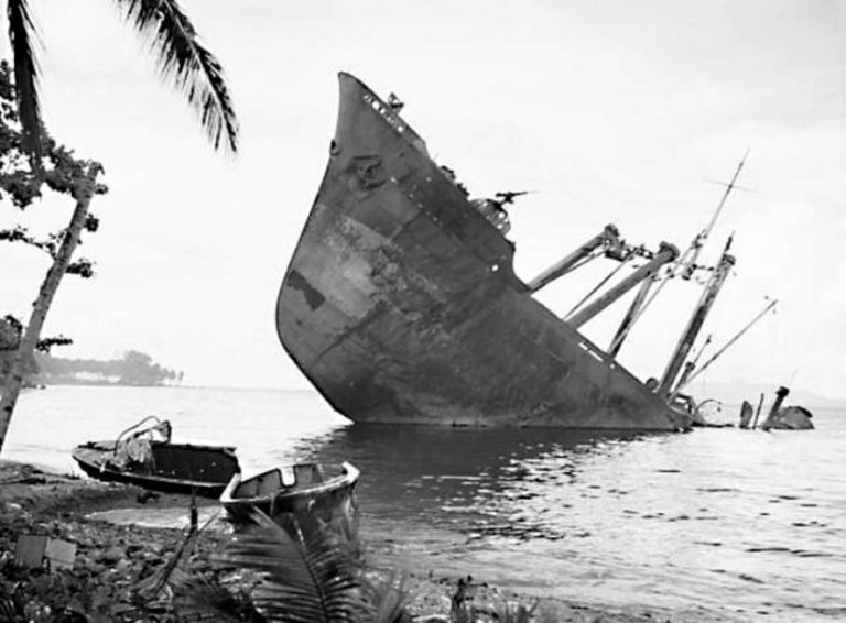   Потопленный транспорт «Кюсю-мару» в 1944 году guadalcanal.homestead.com