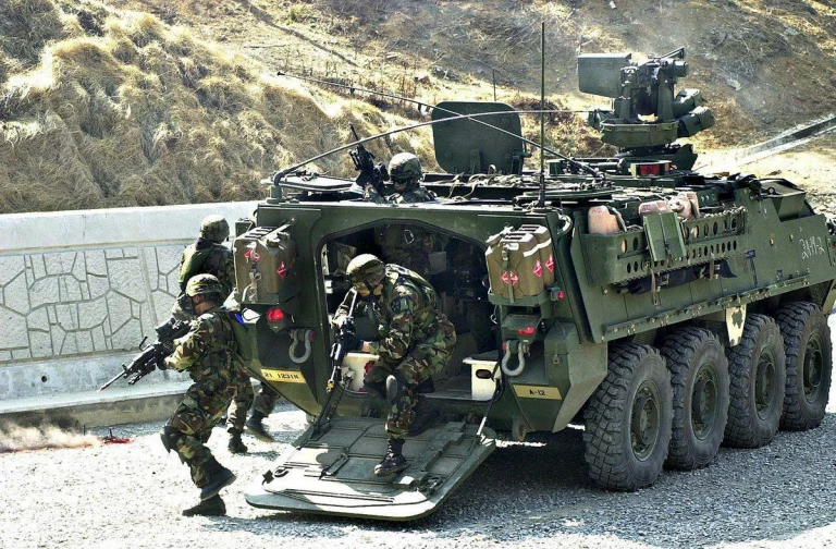  Stryker, десантирование через заднюю аппарель - абсолютный стандарт БТР и БМП по всему миру
