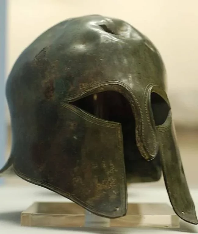       Ещё один спартанский шлем, на этот раз из Британского музея