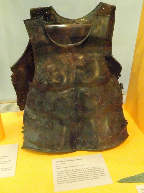       Греческая кираса IV в. до н. э. Музей оружия и доспехов Хиггинса в Массачусетсе