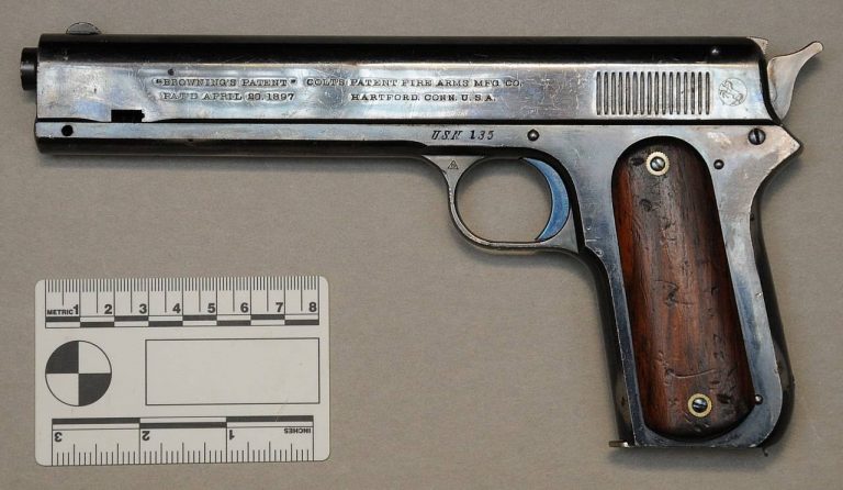Пистолет «Кольт» М1900. Конструкция на основе патента 1897 г. Всего было изготовлено 3500 пистолетов этого типа. Музей военно-морской истории. Вашингтон, округ Колумбия, США