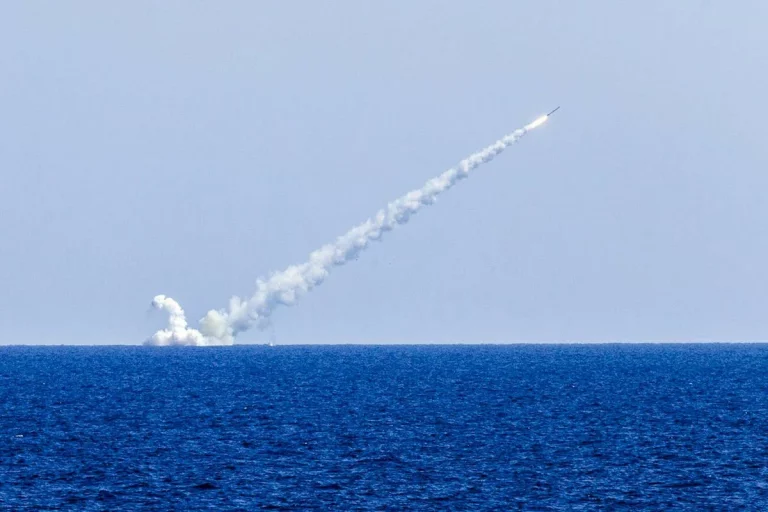       Пуск крылатых ракет "Калибр" с российских подводных лодок. Global Look Press