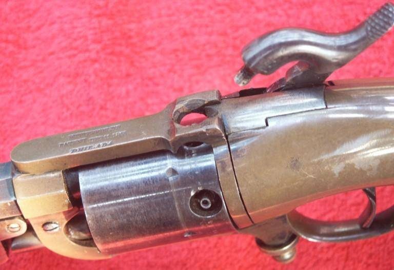       Поскольку капсюли в этот револьвер подавались сверху, курок был сдвинут с оси ствола вправо. Фото littlegun.be