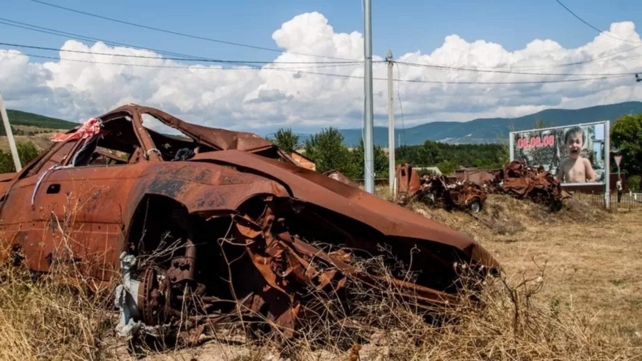 Памятник из разбитых машин в Южной Осетии