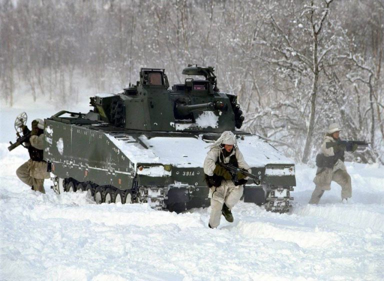 Машины CV-9040 шведской армии во время зимних учений. Над стволом БМП закреплены стрельбовые имитаторы