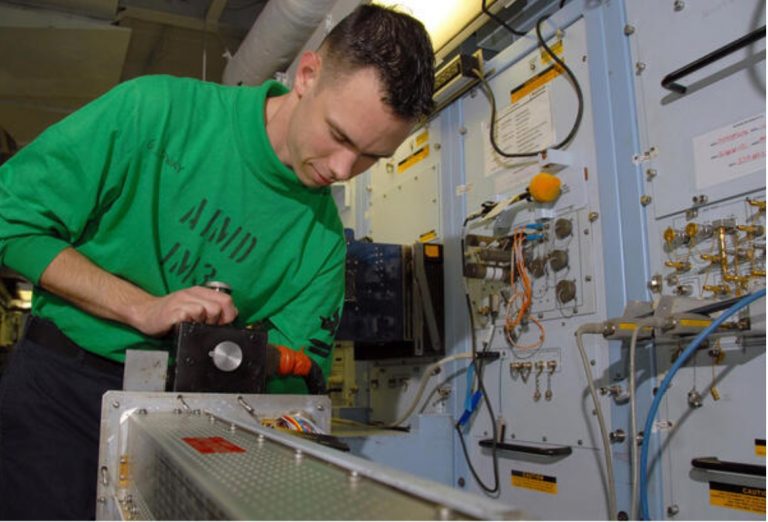 Техническое обслуживание станций ALQ-99 – подключение главного силового кабеля в радиолокационной мастерской на борту авианосца USS Abraham Lincoln (CVN-72) на боевой службе в зоне ответственности 5-го флота США (Персидский залив, июнь 2008 г.)