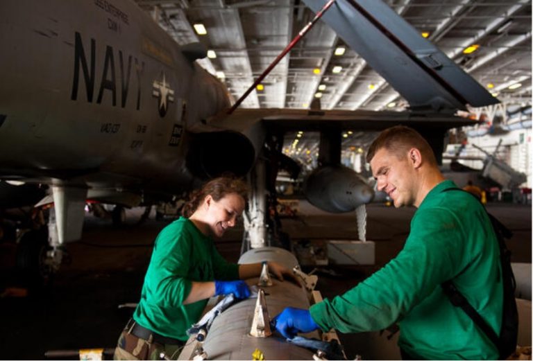 Техническое обслуживание станций ALQ-99 – подвеска ALQ-99 на EA-18G из состава Electronic Attack Squadron (VAQ) 137 "Rooks" в ангаре авианосца USS Enterprise (CVN 65) в зоне ответственности 5-го флота США (Аравийское море, июль 2012)