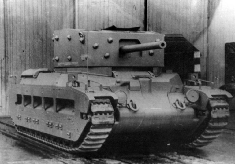 Установка макета башни крейсерского танка A24 с 6-фунтовым орудием. Неудача с этим проектом поставила крест на дальнейшем выпуске танков Matilda