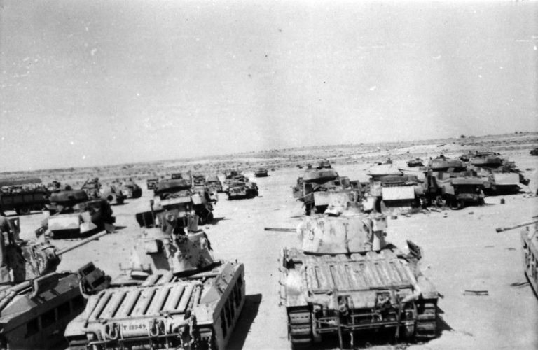 Сборный пункт аварийных машин, конец 1942 года. К тому времени танки Matilda использовались в основном во второй линии