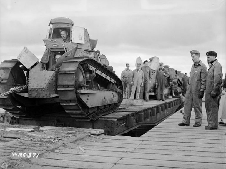 Американские танки M1917 прибывают в Канадский учебный центр бронетанковой техники у города Борден, провинция Онтарио.