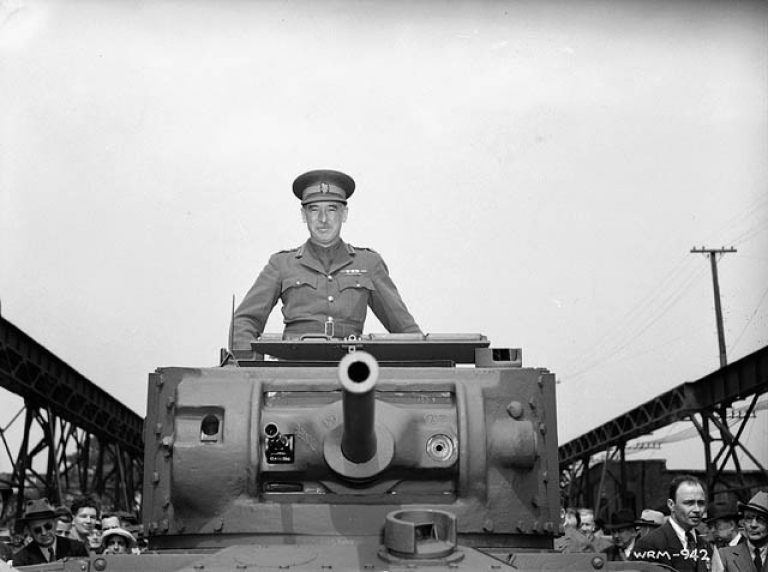 Генерал-бригадир Кеннет Стюарт в башне первого Infantry Tank Mk.III, построенного в Канаде. Монреаль, Квебек, 27 мая 1941 года.