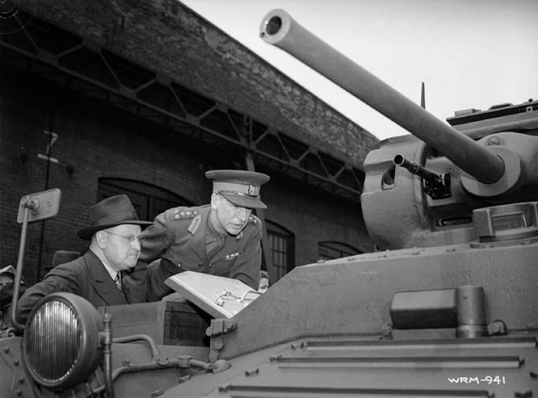 Генерал Стюарт осматривает тот же танк. С этого ракурса хорошо видно, что на нём установлен спаренный пулемёт «Беза», а не «Браунинг».