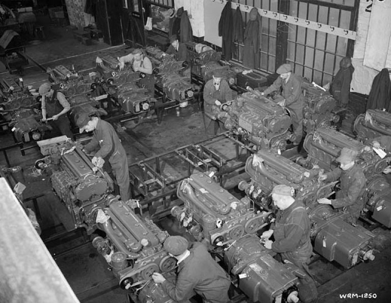 Рабочие собирают танковые двигатели на заводе «Ангус Шопс».
