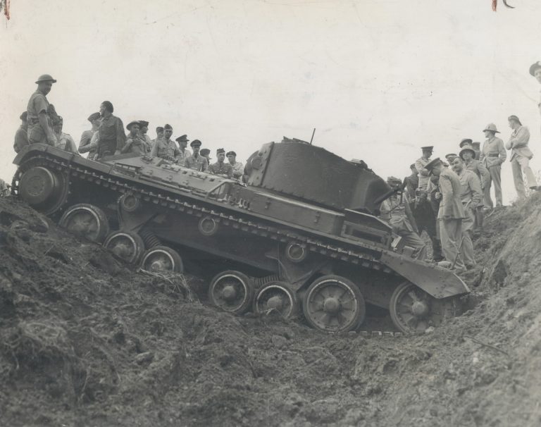 Учебный «Валентайн» на базе Борден застрял в противотанковом рву, 1941 год.