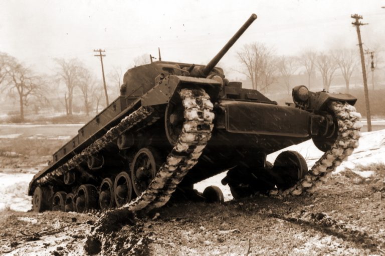 Танк «Валентайн» во время 29-километрового испытательного пробега, 1943 год.