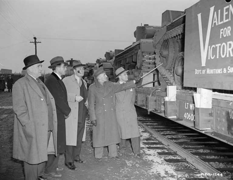 Советские, британские и канадские представители осматривают эшелон танков «Валентайн», приготовленных к поставке в Советский Союз. Монреаль, Квебек, 9 декабря 1941 года.