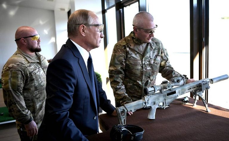 Президент России осматривает снайперскую винтовку Чукавина